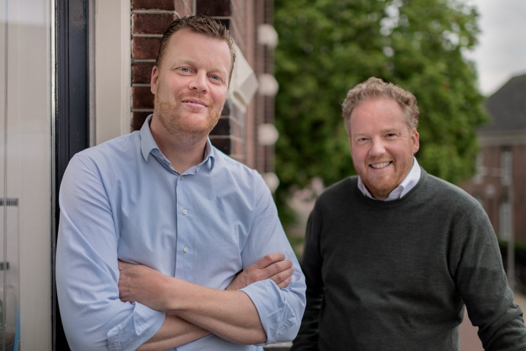 Twee mannen met beide natte ogen